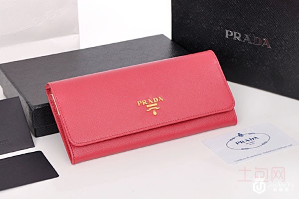 普拉达水红色长钱包外观展示