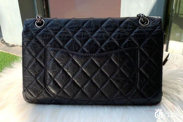 香奈儿黑银小牛皮大号2.55包包背面