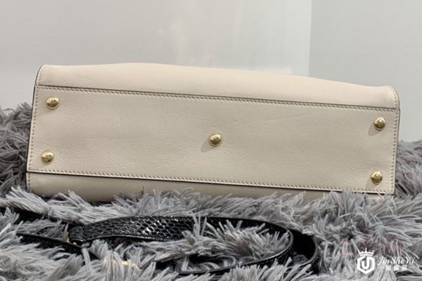 芬迪peekaboo白色牛皮包包底部实拍