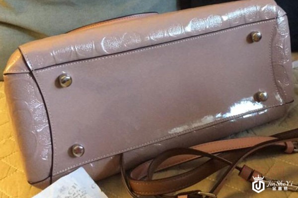 蔻驰珠光浮雕牛皮手提包背面底部