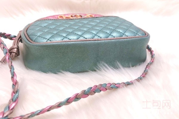 二手古驰牛皮炫彩棱格编皮馒头包包底部 二手古驰牛皮炫彩棱格编皮馒头包包底部