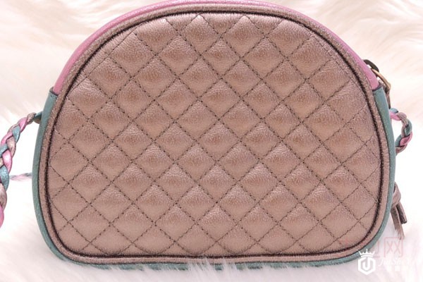 二手古驰牛皮炫彩棱格编皮馒头包包背面 二手古驰牛皮炫彩棱格编皮馒头包包背面