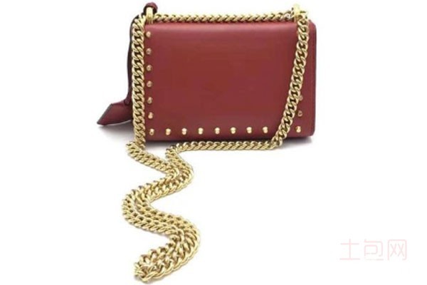 9成新古驰Padlock酒红色铆钉珍珠包背面 9成新古驰Padlock酒红色铆钉珍珠包背面
