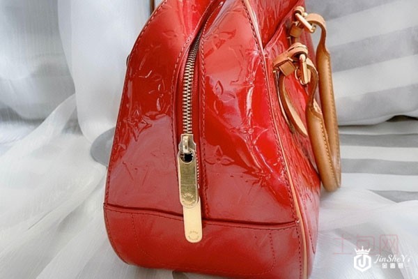 LV红色漆皮材质珍妮手提包侧面