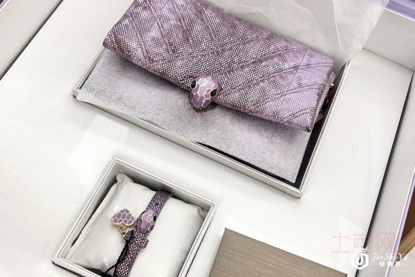 宝格丽薰衣草色金属质感水蛇皮蛇头包包背面 宝格丽薰衣草色金属质感水蛇皮蛇头包包背面