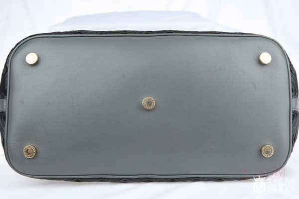 宝格丽灰色牛皮包包底部实拍