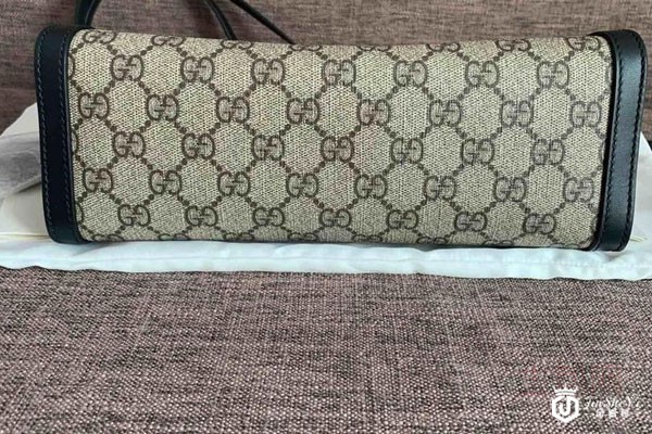 古驰黑边小号padlock包包底部