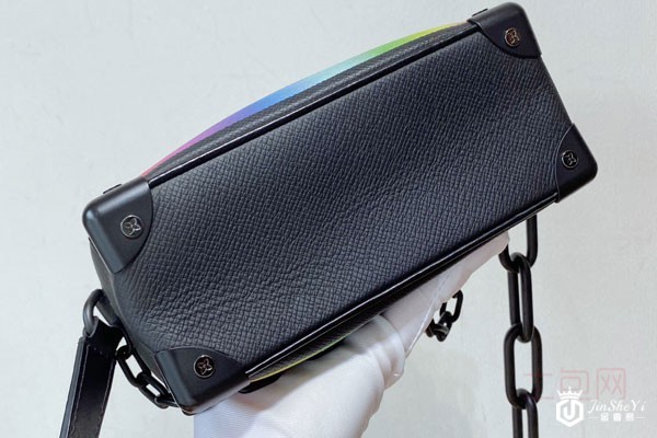 lv soft trunk彩虹边盒子包底部