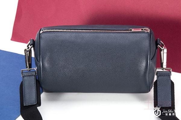 迪奥男士深蓝色圆筒单肩包包背面实拍