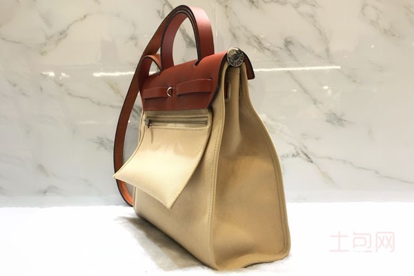 爱马仕帆布拼酒红牛皮herbag单包背面