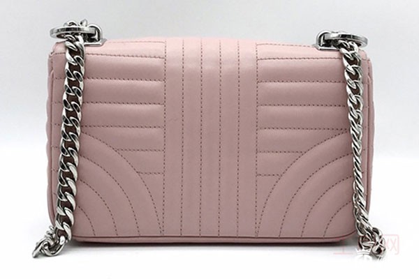 开扣版粉色普拉达Diagramme奢侈包背面