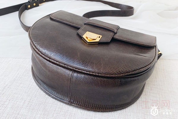 上图为圣罗兰蜥蜴皮小猪包底部 上图为圣罗兰蜥蜴皮小猪包底部