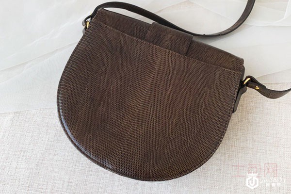 上图为圣罗兰蜥蜴皮小猪包背面 上图为圣罗兰蜥蜴皮小猪包背面