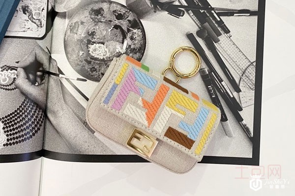 全新芬迪彩色mini法棍包正面