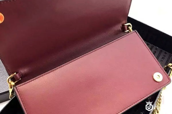 上图为名牌红金色普拉达cahier包包背面展开