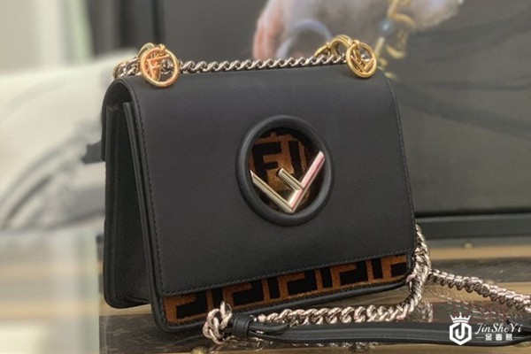 芬迪KAN I系列黑色牛皮拼丝绒单肩包侧面展示