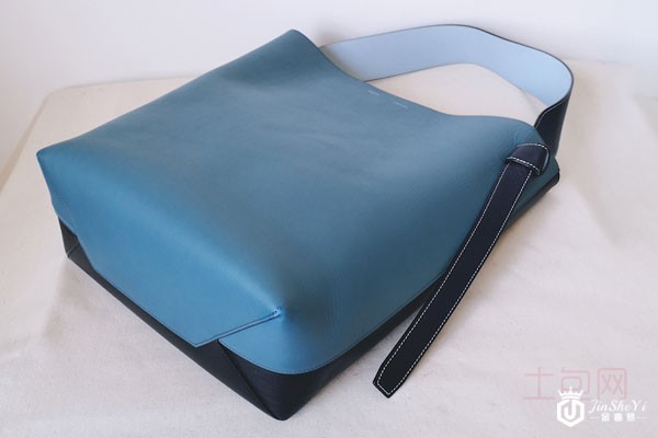 98新赛琳蓝黑拼色水桶包底部