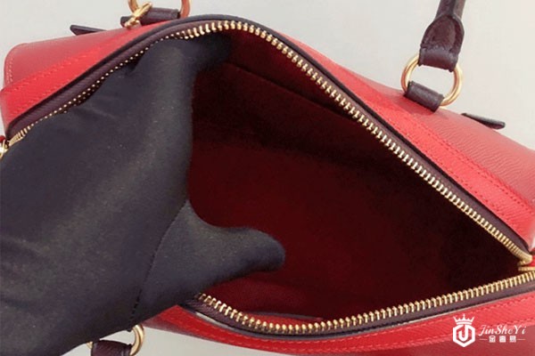 Coach蔻驰新款波士顿酒红色内衬情况 Coach蔻驰新款波士顿酒红色内衬情况