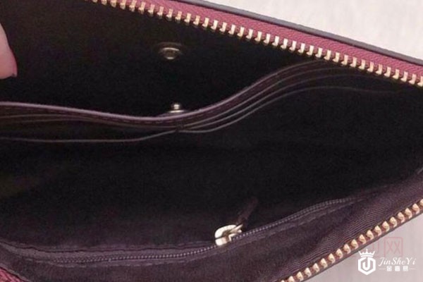 上图为涂鸦版PVD配牛皮蔻驰麻将包包内部 上图为涂鸦版PVD配牛皮蔻驰麻将包包内部