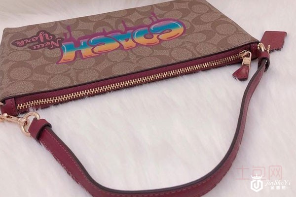 上图为涂鸦版PVD配牛皮蔻驰麻将包包侧面 上图为涂鸦版PVD配牛皮蔻驰麻将包包侧面