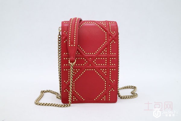 大红色迪奥竖版铆钉包包背面