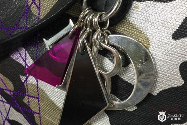 迪奥帆布涂鸦迷彩包金属挂件详情