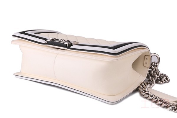 上图为二手香奈儿白色Leboy包包外观展示 上图为二手香奈儿白色Leboy包包外观展示