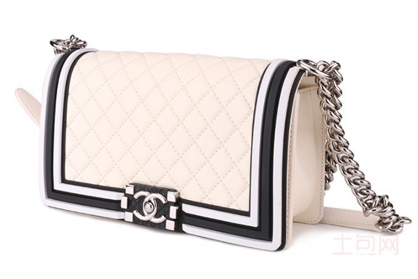 上图为二手香奈儿白色Leboy包包侧面展示 上图为二手香奈儿白色Leboy包包侧面展示