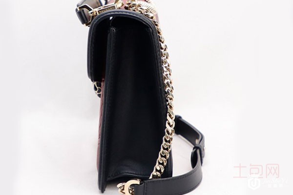 宝格丽宝格丽石榴石色蛇头链条女包侧面 宝格丽宝格丽石榴石色蛇头链条女包侧面