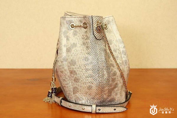  哪里高价回收二手宝格丽水蛇皮包包 为何让人一见倾心？