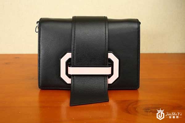 看到普拉达名牌包包回收行情这么低，原来是因为这几点