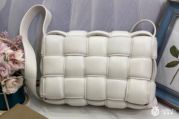 葆蝶家cassette枕头包包二手回收没可能高价？并不是的！