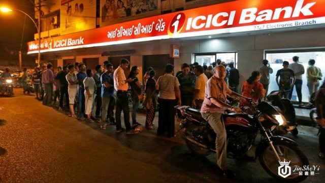 居民排队兑换新钞