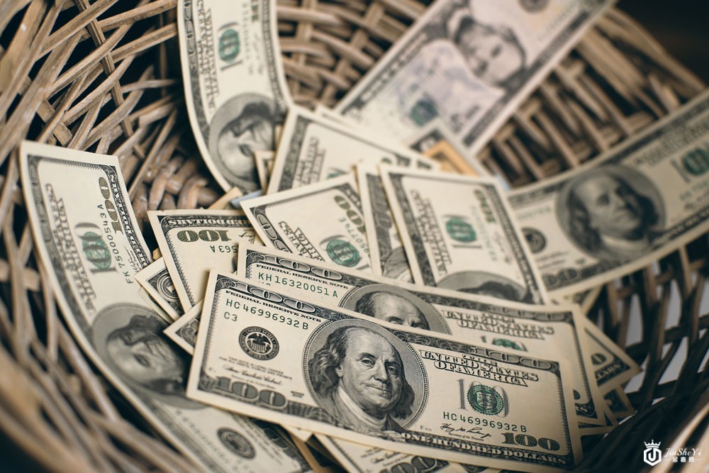 美元(文章末尾附：分析特朗普胜选后金价走势)