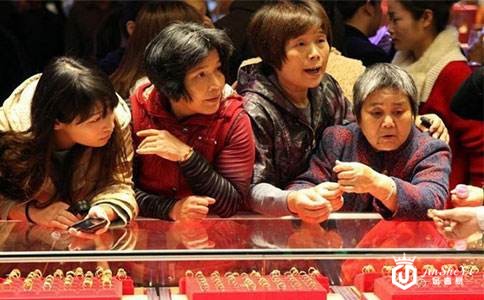 全球避险情绪升温 中国大妈是否再掀“抢金潮” 全球避险情绪升温 中国大妈是否再掀“抢金潮”