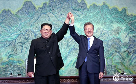 金正恩（左）文在寅（右）