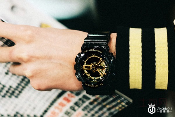 卡西欧g-shock漫威黑金防水男表佩戴图