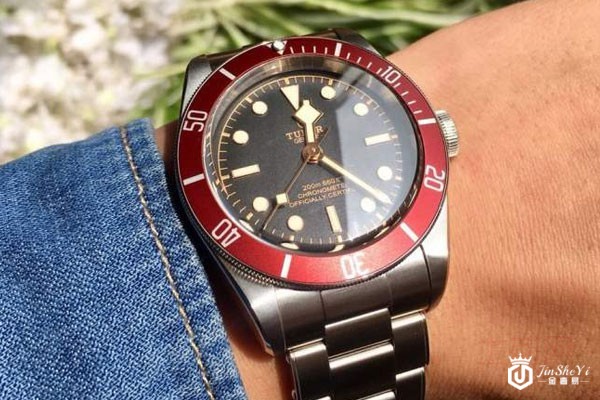 帝舵碧湾小红花手表佩戴效果展示