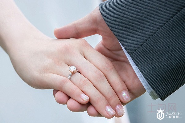 周生生钻戒佩戴图