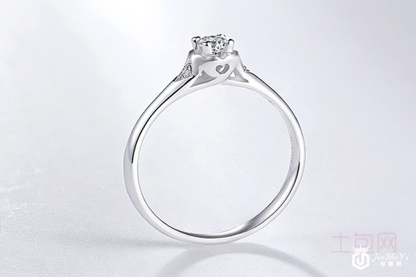 周六福钻戒展示图