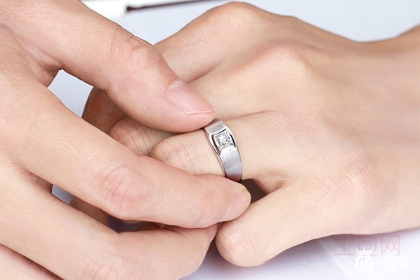 CRD克徕帝白18K金钻石男戒实拍图 CRD克徕帝白18K金钻石男戒实拍图
