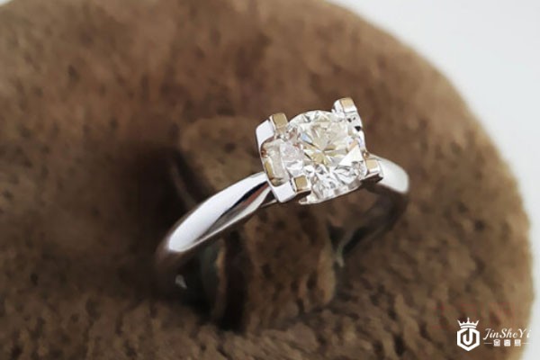 莱绅通灵0.57克拉AU750白金钻石戒指实拍 莱绅通灵0.57克拉AU750白金钻石戒指实拍