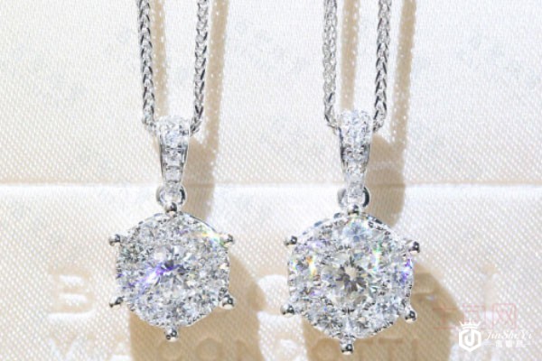 18k白金钻石耳钉实拍 18k白金钻石耳钉实拍