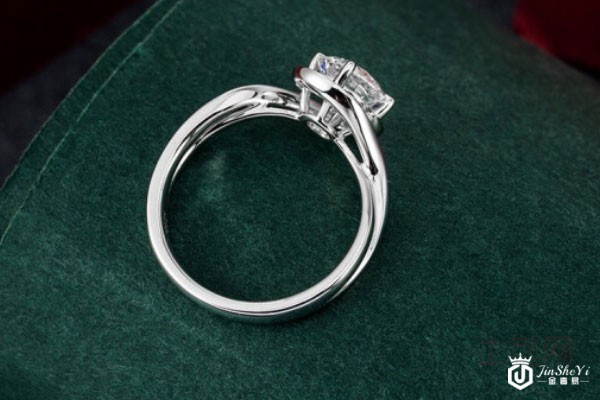 周大福1.24CT-H-SI2-3EX钻戒侧面实拍 周大福1.24CT-H-SI2-3EX钻戒侧面实拍