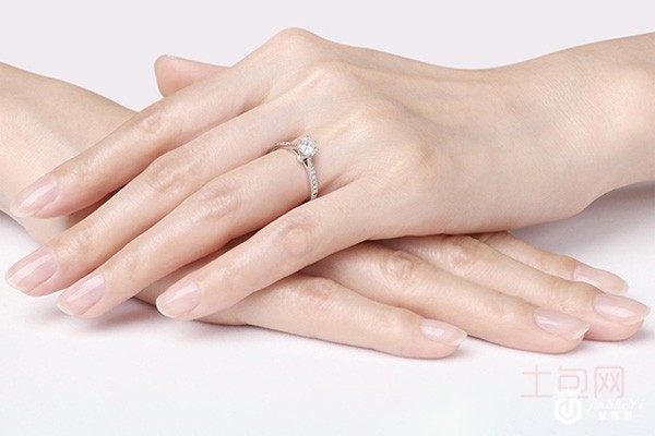 IDo18K花头造型钻戒佩戴图 IDo18K花头造型钻戒佩戴图