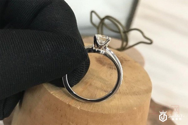 二手99新蒂芙尼铂金钻戒侧面实拍图 二手99新蒂芙尼铂金钻戒侧面实拍图