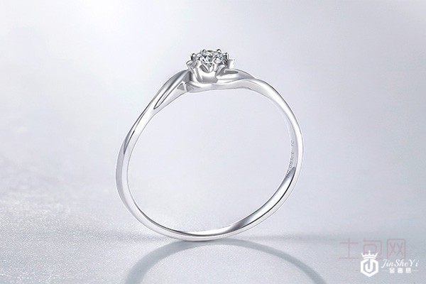 周六福钻石戒指侧面展示图