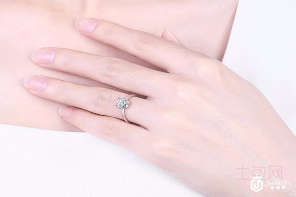 CRD克徕帝花嫁系列铂金钻戒佩戴图