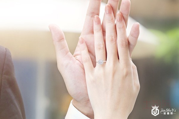 CRD克徕帝星空系列钻戒佩戴图 CRD克徕帝星空系列钻戒佩戴图