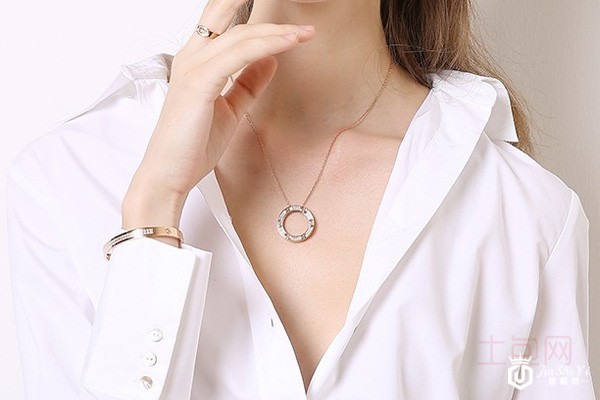 CRD克徕帝钻石项链佩戴图 CRD克徕帝钻石项链佩戴图